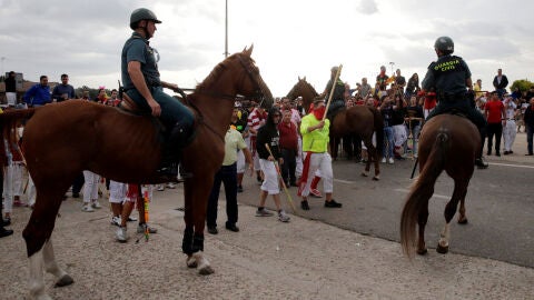 Guardia Civil vigila la manifestaci&oacute;n, antes del comienzo del Toro de la Pe&ntilde;a