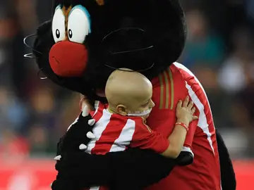 El Everton dona 236.000 euros a un aficionado del Sunderland que sufre cáncer. El Everton dona 236.000 euros a un aficionado del Sunderland que sufre cáncer.