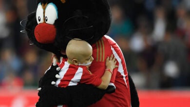El Everton dona 236.000 euros para el tratamiento de un niño que sufre cáncer
