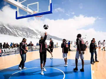 Tony Parker juega una 'pachanga' en un glaciar Tony Parker juega una 'pachanga' en un glaciar
