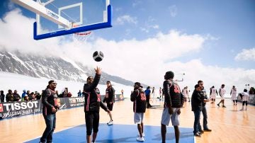 Tony Parker juega una 'pachanga' en un glaciar