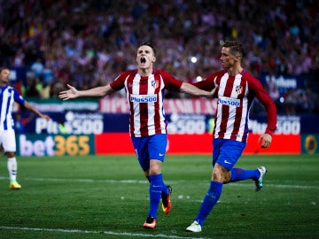 Torres junto a Gameiro en el 1-0 del Atlético ante el Alavés.
