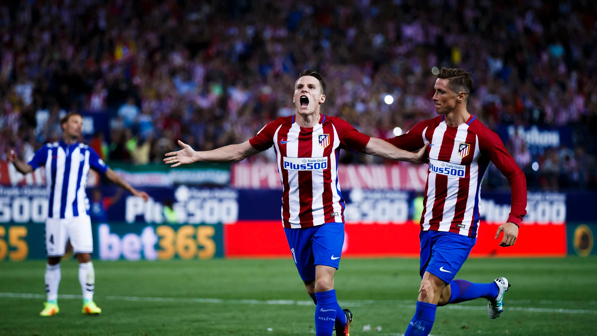 Torres junto a Gameiro en el 1-0 del Atlético ante el Alavés. Torres junto a Gameiro en el 1-0 del Atlético ante el Alavés.