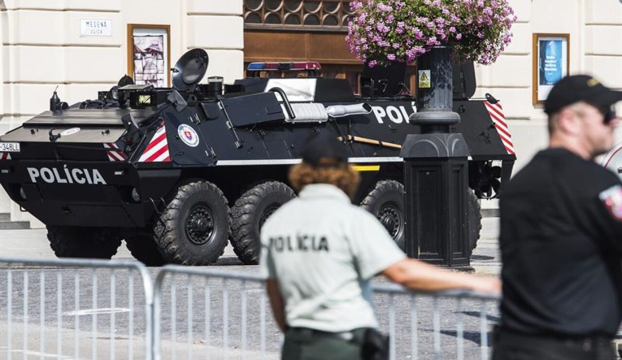 Un veh&iacute;culo blindado de la polic&iacute;a eslovaca patrulla el centro de Bratislava, Eslovaquia