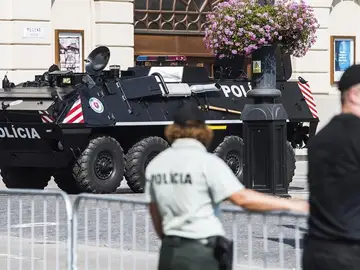 Un vehículo blindado de la policía eslovaca patrulla el centro de Bratislava, Eslovaquia Un vehículo blindado de la policía eslovaca patrulla el centro de Bratislava, Eslovaquia
