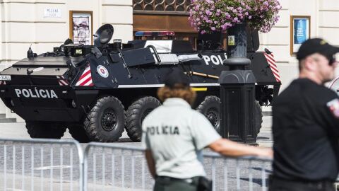 Un veh&iacute;culo blindado de la polic&iacute;a eslovaca patrulla el centro de Bratislava, Eslovaquia