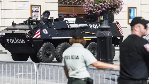 Un vehículo blindado de la policía eslovaca patrulla el centro de Bratislava, Eslovaquia Un vehículo blindado de la policía eslovaca patrulla el centro de Bratislava, Eslovaquia