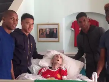 Paddy Lawler con los jugadores del United antes de morir. Paddy Lawler con los jugadores del United antes de morir.
