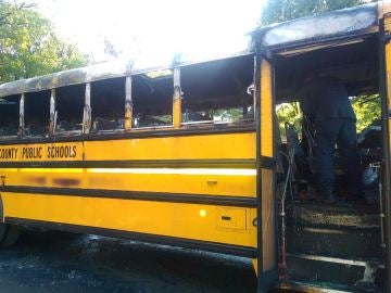 Autobús calcinado, en el que rescataron a 20 niños