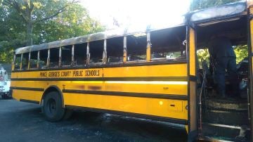 Autobús calcinado, en el que rescataron a 20 niños
