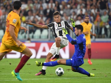 Sergio Rico, en acción ante la Juventus