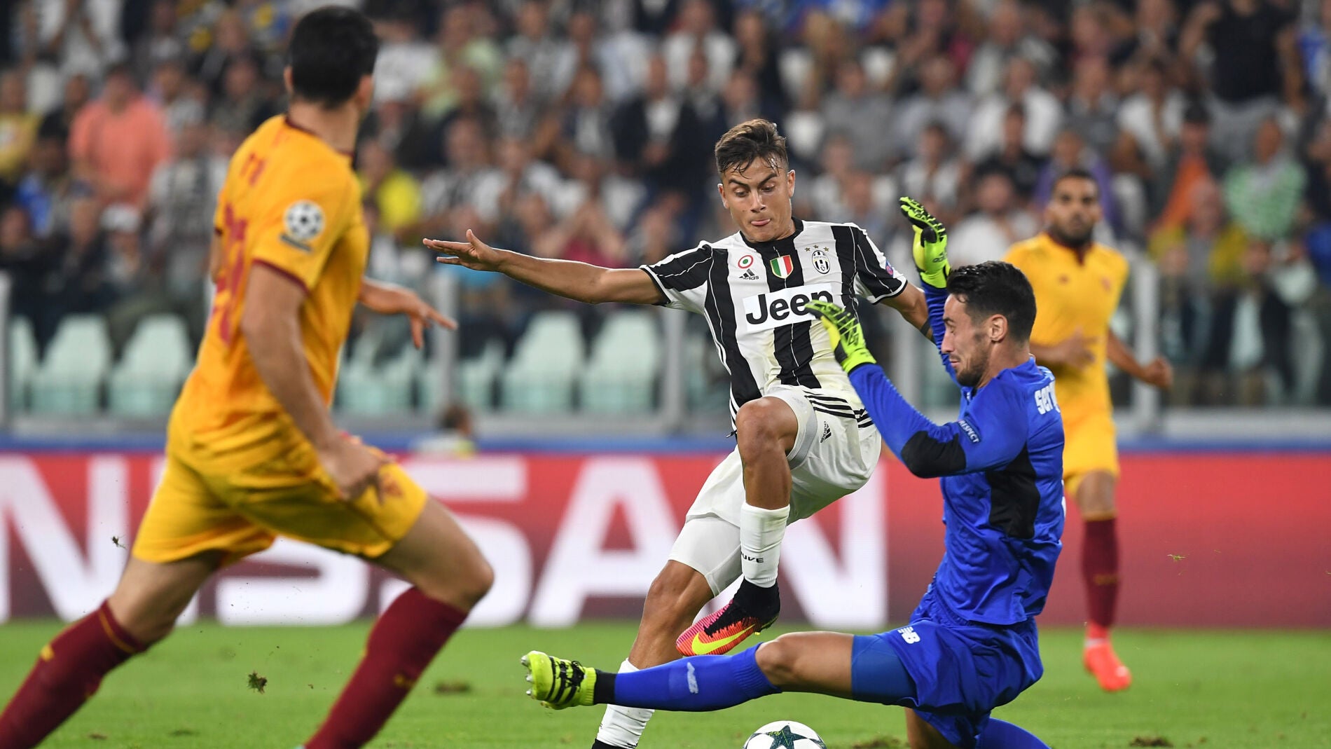 Sergio Rico, en acci&oacute;n ante la Juventus