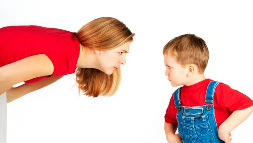 Una madre riñendo a su hijo
