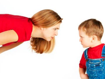 Una madre riñendo a su hijo Una madre riñendo a su hijo