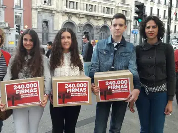 Isidoro Martínez con las 240.000 firmas Isidoro Martínez con las 240.000 firmas