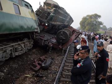  Personal de rescate y civiles observan el lugar de un accidente un tren de pasajeros