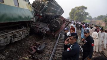  Personal de rescate y civiles observan el lugar de un accidente un tren de pasajeros