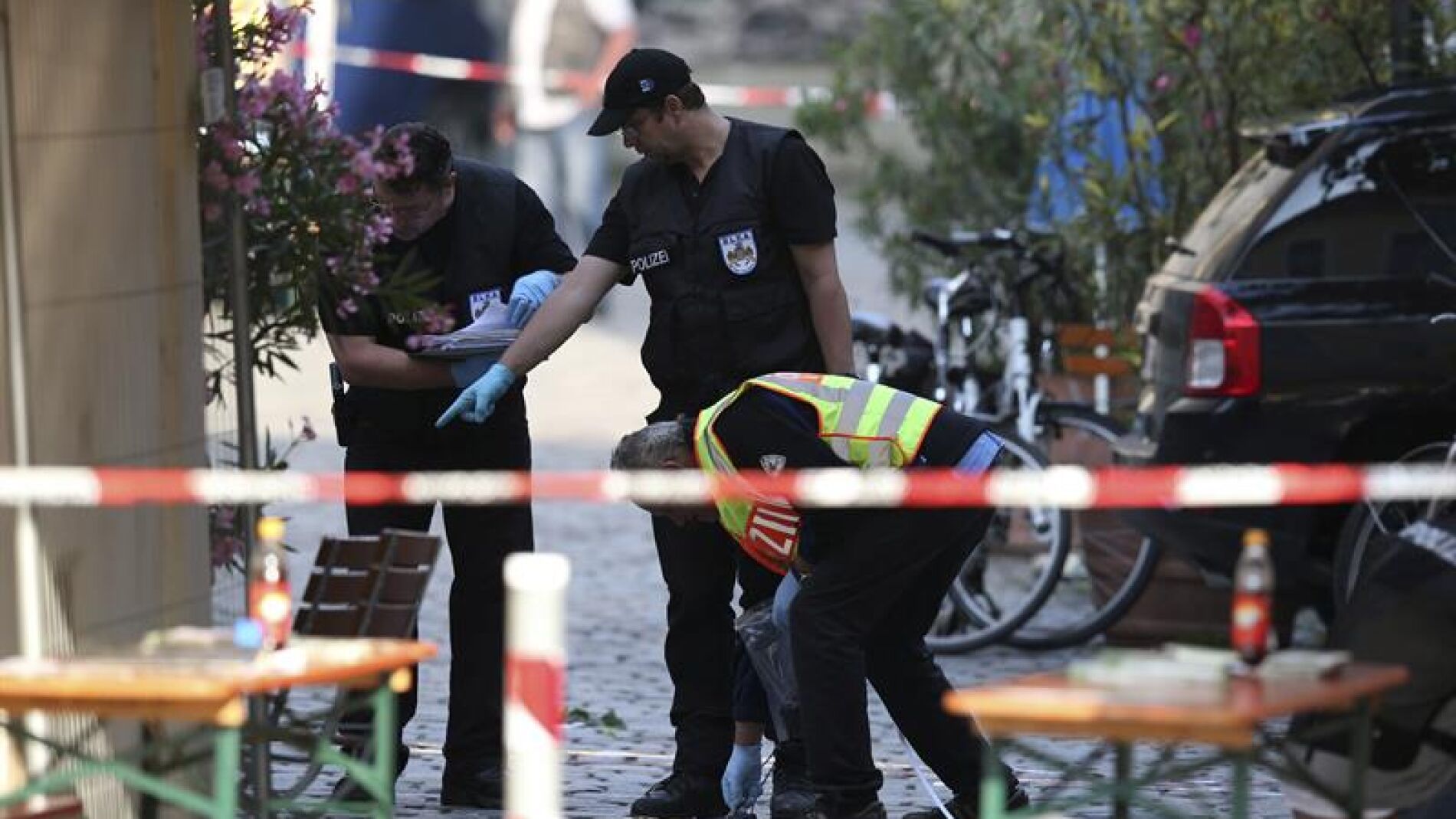 Polic&iacute;as revisan la escena de la explosi&oacute;n registrada en Ansbach (Alemania) el pasado 25 de julio