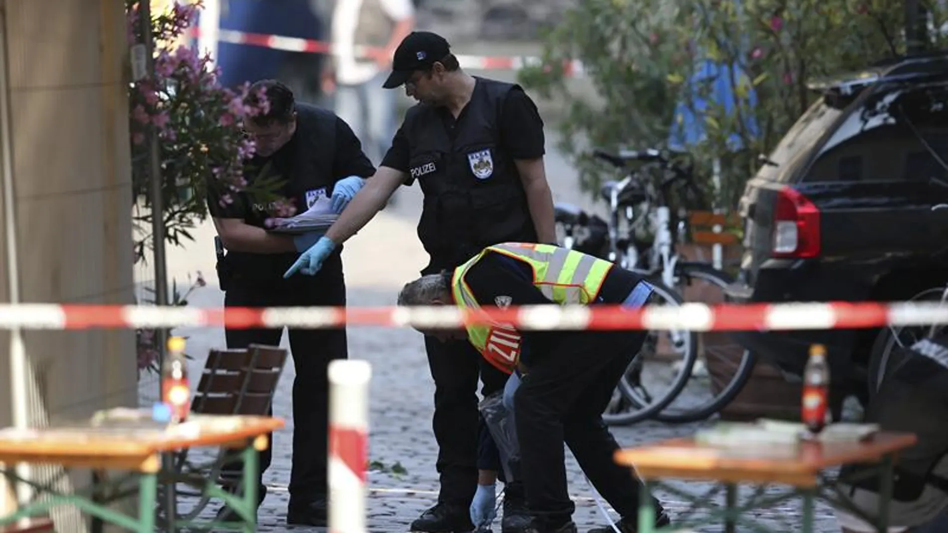 Policías revisan la escena de la explosión registrada en Ansbach (Alemania) el pasado 25 de julio Policías revisan la escena de la explosión registrada en Ansbach (Alemania) el pasado 25 de julio