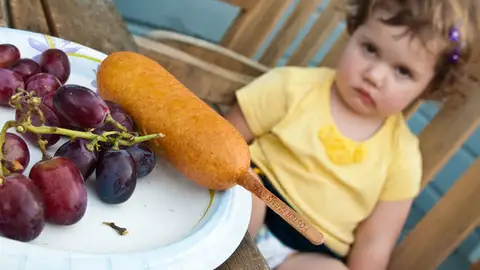Un niño comiendo Un niño comiendo