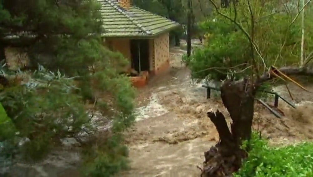 Frame 13.826132 de: Las lluvias torrenciales en Australia dejan un desaparecido e inundaciones 