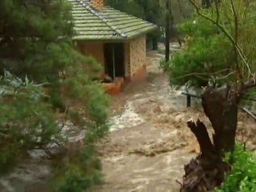 Frame 13.826132 de: Las lluvias torrenciales en Australia dejan un desaparecido e inundaciones 