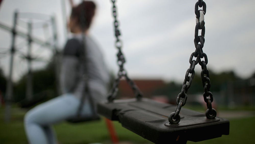 Adolescente en un parque infantil