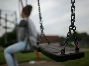 Adolescente en un parque infantil Adolescente en un parque infantil