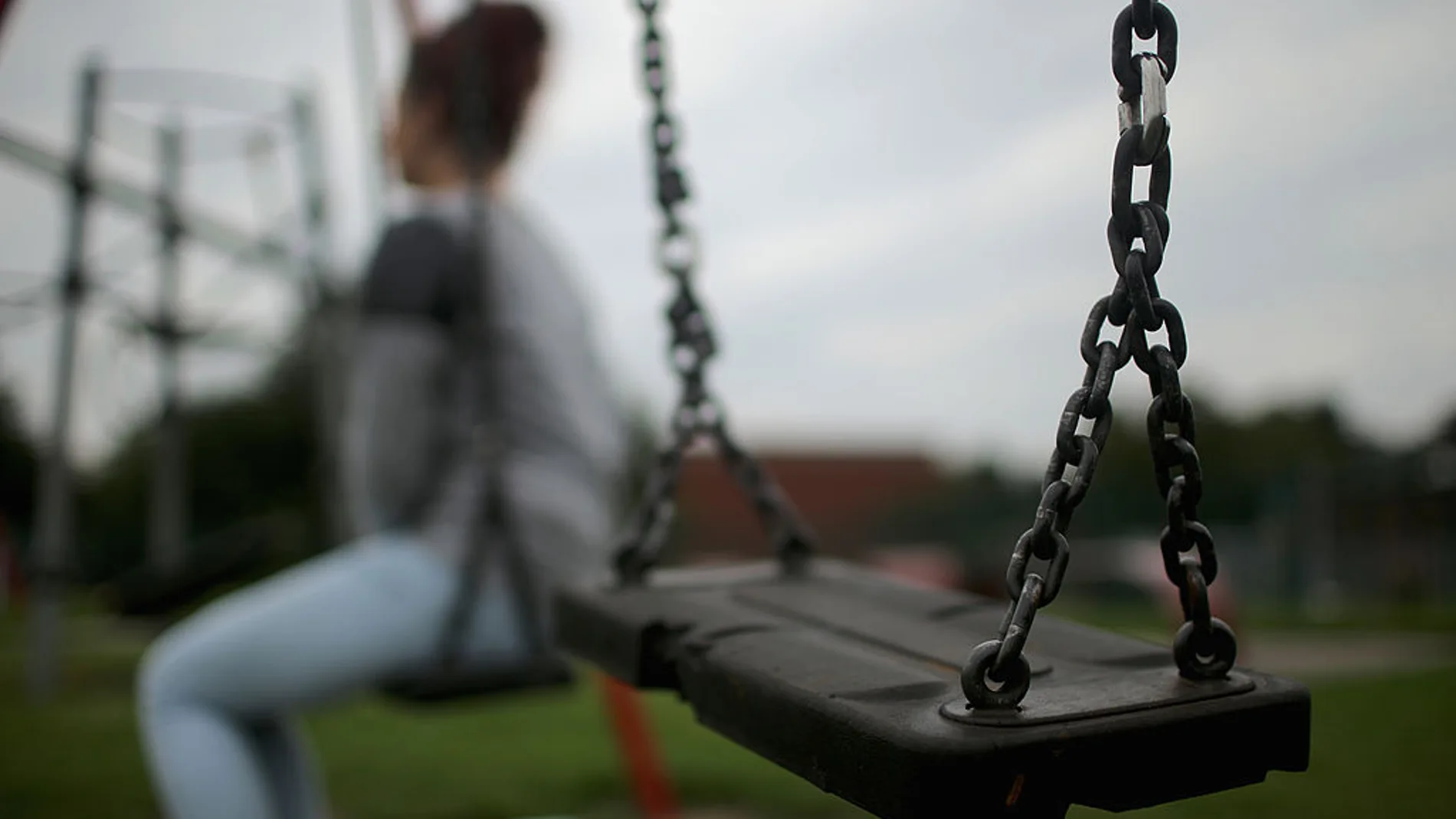 Adolescente en un parque infantil Adolescente en un parque infantil