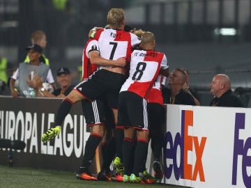 Los jugadores del Feyenoord celebrando el gol 