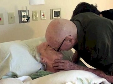 Un anciano emociona a su mujer de 92 años enferma con esta serenata de amor 