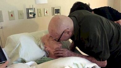 Un anciano emociona a su mujer de 92 años enferma con esta serenata de amor