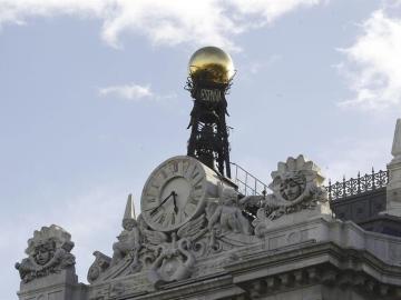 Reloj en la fachada de la sede del Banco de España, en la Plaza de Cibeles en Madrid