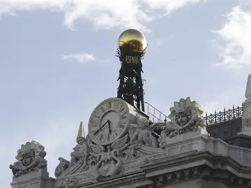 Reloj en la fachada de la sede del Banco de España, en la Plaza de Cibeles en Madrid Reloj en la fachada de la sede del Banco de España, en la Plaza de Cibeles en Madrid