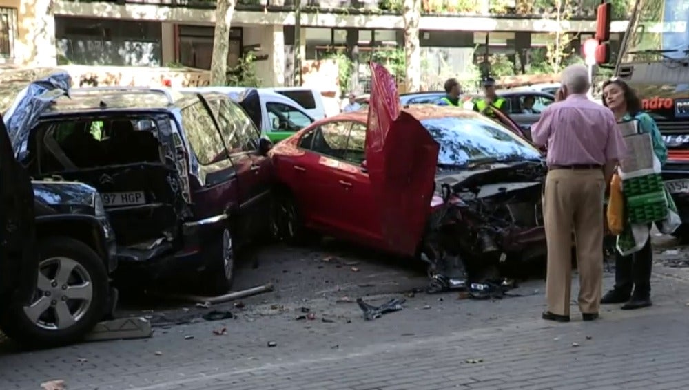 Frame 3.502134 de: Un camión sin conductor hiere a una mujer y arrolla varios vehículos en Madrid