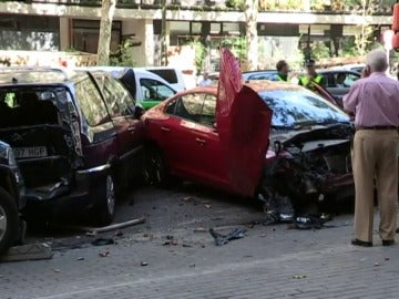 Frame 3.502134 de: Un camión sin conductor hiere a una mujer y arrolla varios vehículos en Madrid