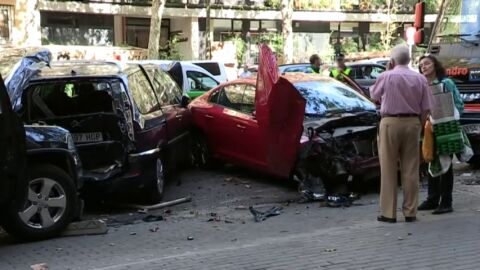 Frame 3.502134 de: Un cami&oacute;n sin conductor hiere a una mujer y arrolla varios veh&iacute;culos en Madrid