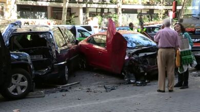 Un camión sin conductor hiere a una mujer y arrolla a varios vehículos en Madrid