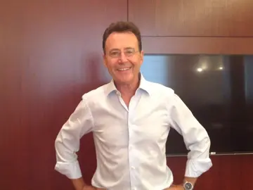 Frame 2.13431 de: Matías Prats sorprende a Mónica Carrillo con una felicitación de cumpleaños Frame 2.13431 de: Matías Prats sorprende a Mónica Carrillo con una felicitación de cumpleaños