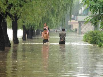Calle inundada en la ciudad de Anju, Corea del Norte