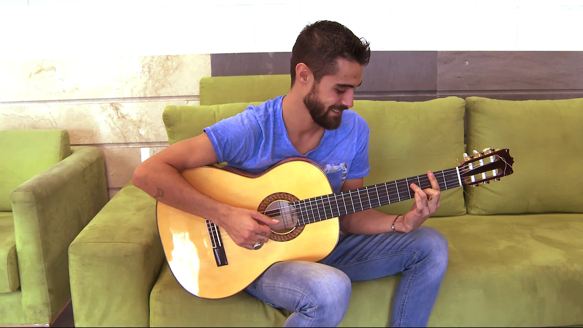 Pablo Espinosa toca la guitarra para los fans de Puente Viejo