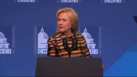 Frame 38.198629 de: Clinton arremete contra Trump por negarse a reconocer que Obama naci&oacute; en EEUU