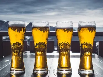Varias jarras de cerveza Varias jarras de cerveza