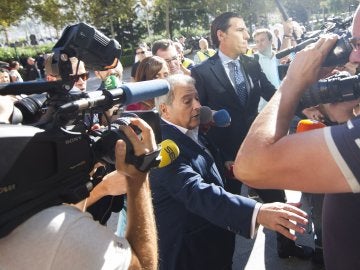 El expresidente de la Diputación de Valencia Alfonso Rus (c-i), junto a su abogado a su llegada a la Ciudad de la Justicia de Valencia
