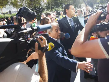 El expresidente de la Diputación de Valencia Alfonso Rus (c-i), junto a su abogado a su llegada a la Ciudad de la Justicia de Valencia El expresidente de la Diputación de Valencia Alfonso Rus (c-i), junto a su abogado a su llegada a la Ciudad de la Justicia de Valencia