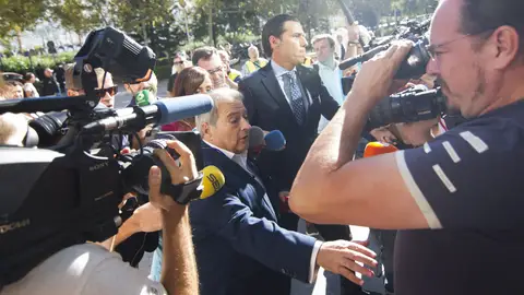 El expresidente de la Diputación de Valencia Alfonso Rus (c-i), junto a su abogado a su llegada a la Ciudad de la Justicia de Valencia El expresidente de la Diputación de Valencia Alfonso Rus (c-i), junto a su abogado a su llegada a la Ciudad de la Justicia de Valencia