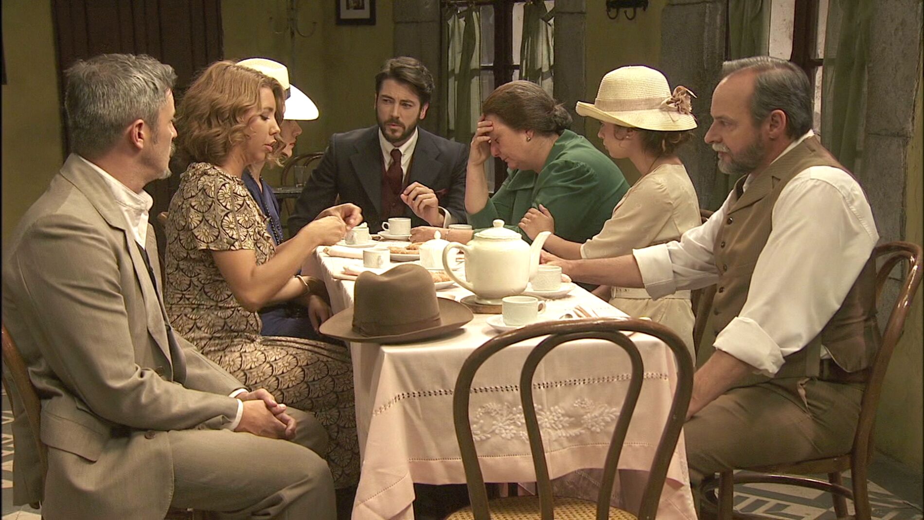 Emilia convoca una merienda para comunicar algo