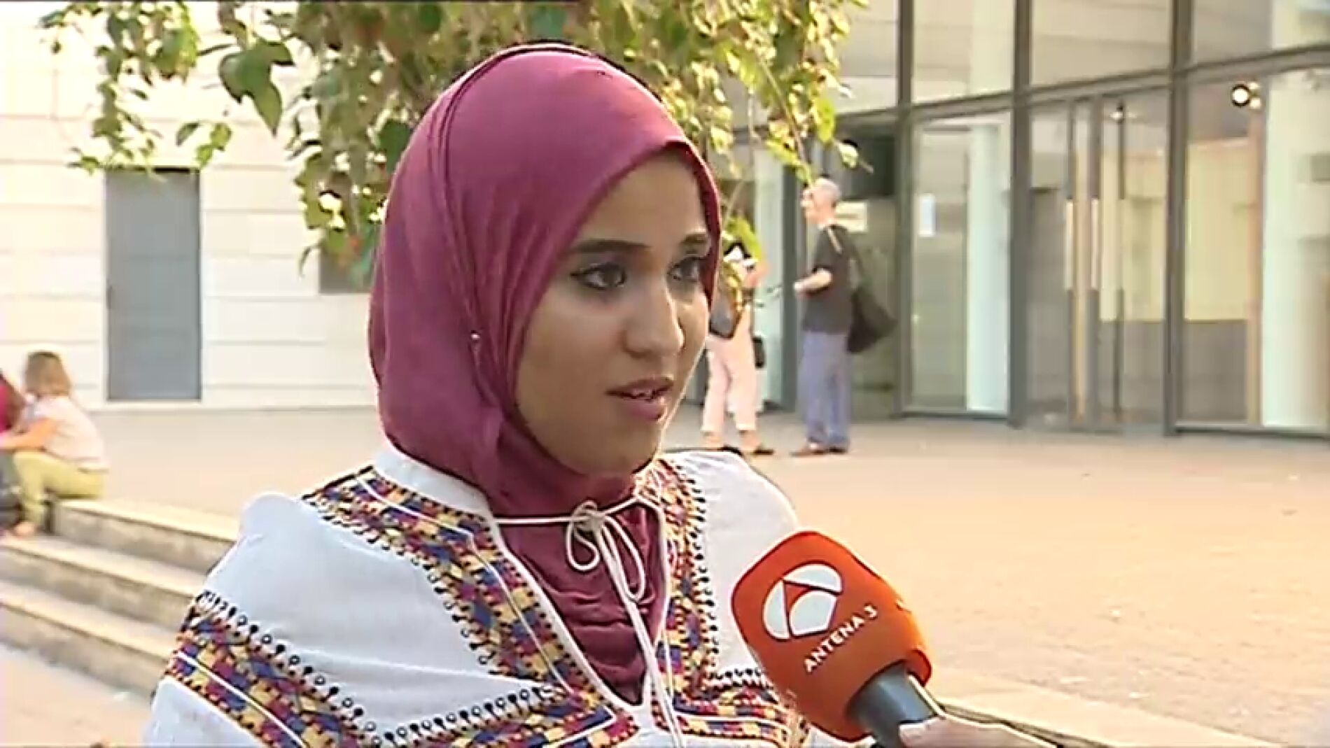 Frame 9.475094 de: Un instituto de Valencia impide a una alumna musulmana iniciar el curso por llevar hiyab