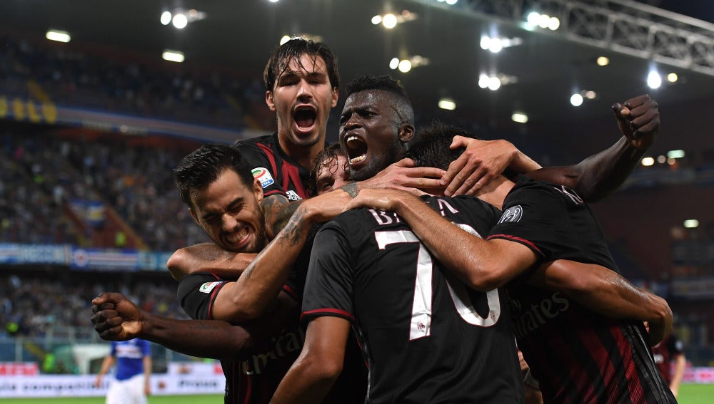 Bacca, felicitado por sus compañeros