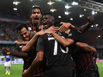 Bacca, felicitado por sus compañeros Bacca, felicitado por sus compañeros